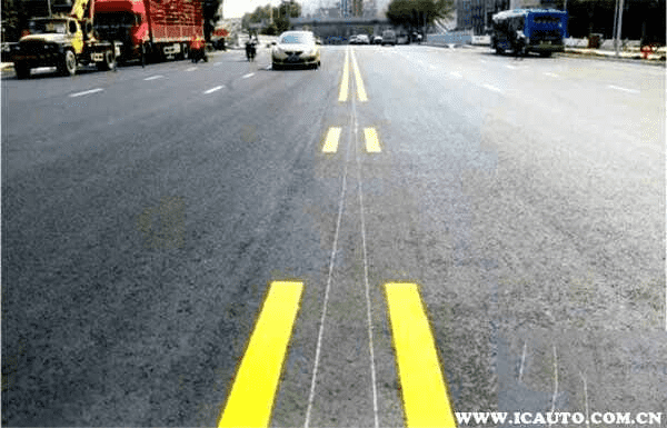 双黄虚线是什么意思，黄虚线可以变道吗?
